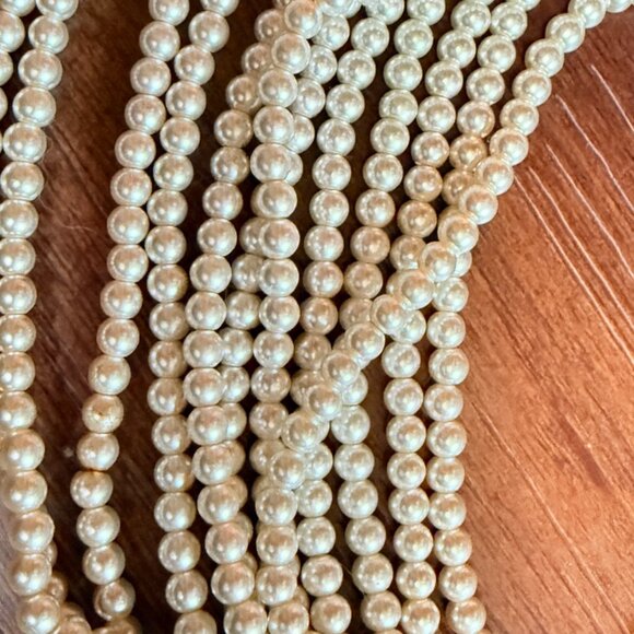 Strands of faux pearls - Picture 3 of 3
